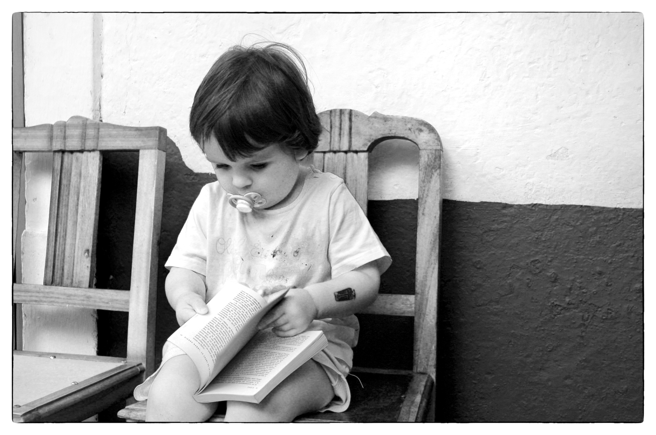Continua a mandar fotos de livros e gente a ler. É tão divertido como ler…E não faz mal à saúde!